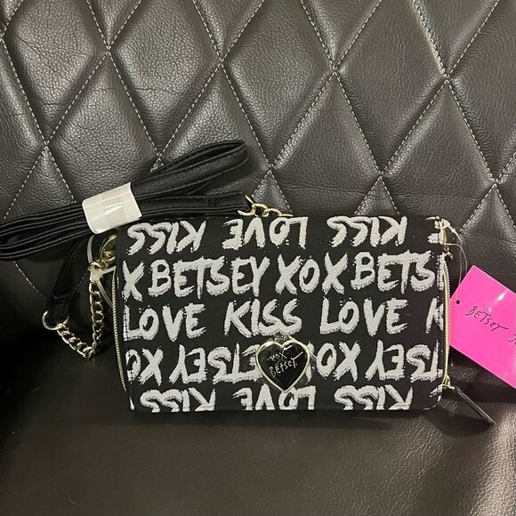 NWT Betsey Johnson black white XOXO LOVE KISS Crossbody shoulder accordion bag - Picture 1 of 11